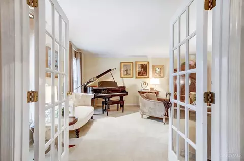 Entry Way - 8059 Ashley View Dr, Cincinnati, OH 45227 photo 8 of 10