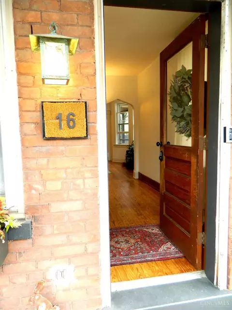 Entry Way - 16 Kessler Ave, Cincinnati, OH 45217 photo 3 of 5