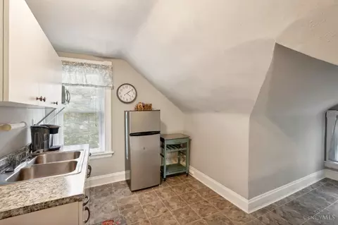 Kitchen - 7102 River Rd, Cincinnati, OH 45233 photo 3 of 4