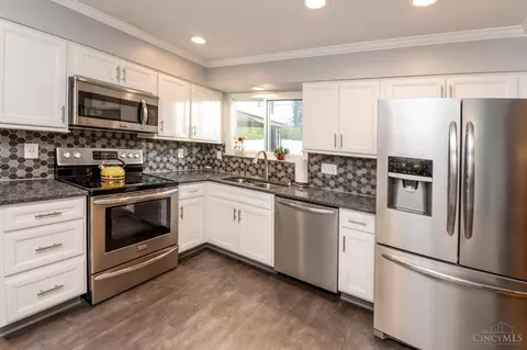 Kitchen - 8423 Shenstone Dr, Cincinnati, OH 45255 photo 4 of 6