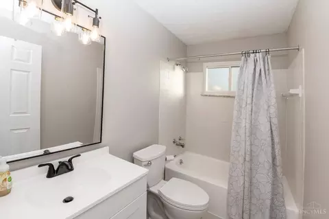 Bath - 8423 Shenstone Dr, Cincinnati, OH 45255 photo 6 of 7