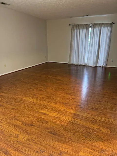 Living - 549 Davis Rd, Cincinnati, OH 45255 photo 1 of 1