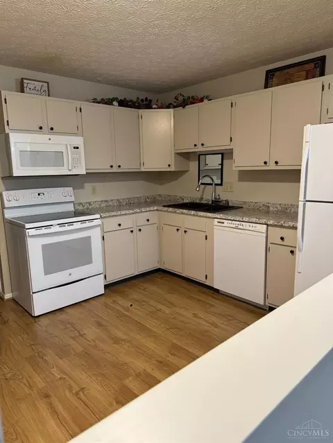 Kitchen - 549 Davis Rd, Cincinnati, OH 45255 photo 1 of 1