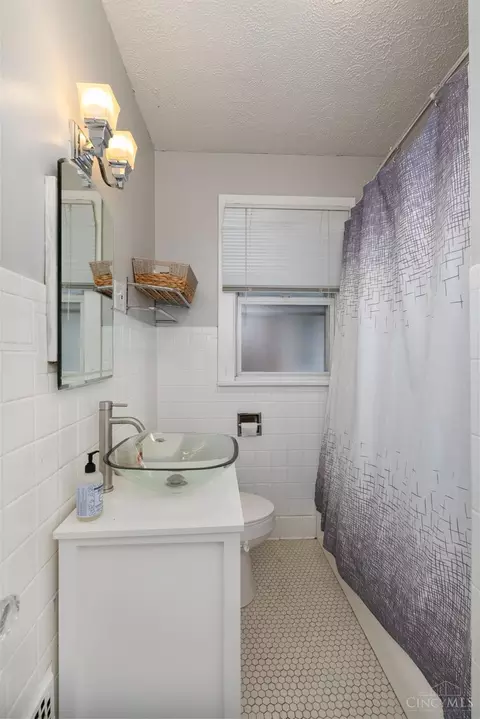Bath - 3223 Phoenix Ave, Cheviot, OH 45211 photo 1 of 3