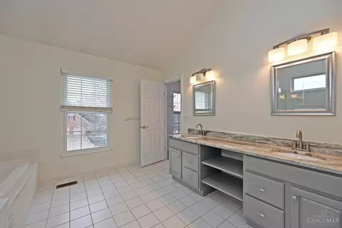 Bath - 3450 Mackenzie Xing, Cincinnati, OH 45245 photo 2 of 5