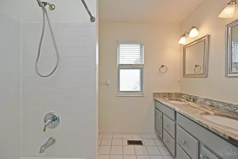 Bath - 3450 Mackenzie Xing, Cincinnati, OH 45245 photo 4 of 5
