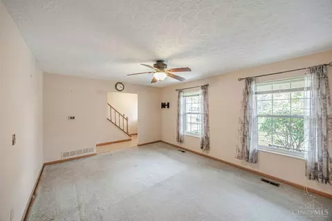 Living - 10709 Shadowcrest Ct, Montgomery, OH 45242 photo 5 of 6