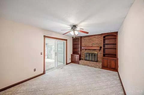 Living - 10709 Shadowcrest Ct, Montgomery, OH 45242 photo 2 of 6