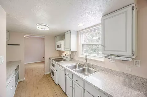 Kitchen - 10709 Shadowcrest Ct, Montgomery, OH 45242 photo 3 of 4