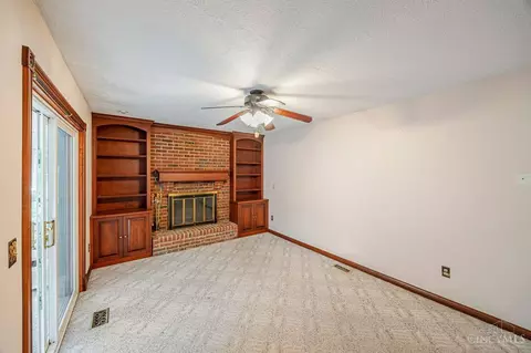 Living - 10709 Shadowcrest Ct, Montgomery, OH 45242 photo 3 of 6
