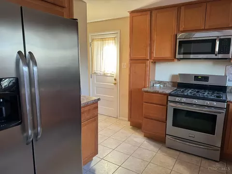 324 W Crest Dr, Reading, OH 45215 photo 2