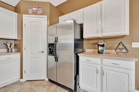 Kitchen - 7460 Bridge Point Dr, Cincinnati, OH 45248 photo 2 of 3
