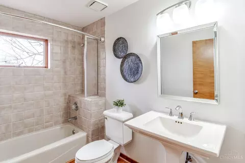 Bath - 25 Locust Hill Rd, Cincinnati, OH 45245 photo 3 of 4