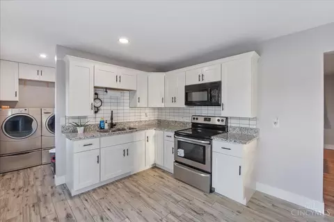 Kitchen - 9611 Tanbark Ct, Cincinnati, OH 45231 photo 2 of 3