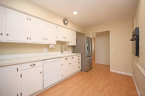 Kitchen - 1647 Krylon Dr, Reading, OH 45215 photo 4 of 6