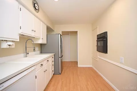 Kitchen - 1647 Krylon Dr, Reading, OH 45215 photo 5 of 6