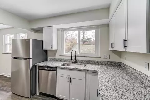 Kitchen - 1002 Jonquil Ln, Cincinnati, OH 45231 photo 4 of 6