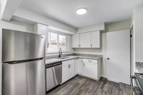 Kitchen - 1002 Jonquil Ln, Cincinnati, OH 45231 photo 3 of 6