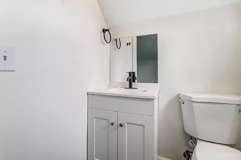 Bath - 1002 Jonquil Ln, Cincinnati, OH 45231 photo 5 of 7