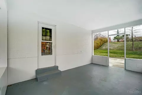 Exterior - 1002 Jonquil Ln, Cincinnati, OH 45231 photo 5 of 11