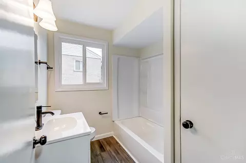 Bath - 1002 Jonquil Ln, Cincinnati, OH 45231 photo 1 of 7