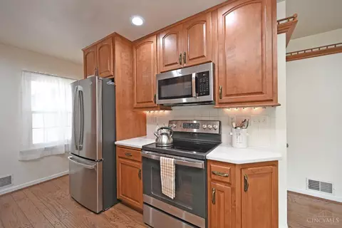 Kitchen - 10079 Corbett Rd, Cincinnati, OH 45231 photo 2 of 5