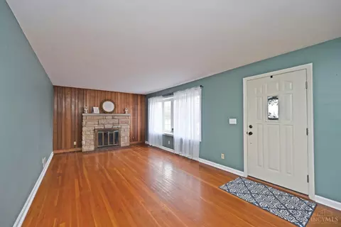 Living - 10079 Corbett Rd, Cincinnati, OH 45231 photo 3 of 4