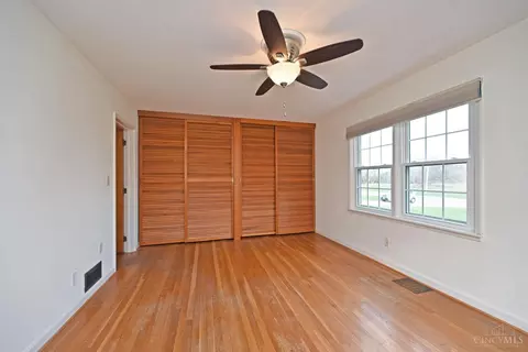 Bedroom - 10079 Corbett Rd, Cincinnati, OH 45231 photo 3 of 10