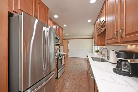 Kitchen - 10079 Corbett Rd, Cincinnati, OH 45231 photo 4 of 5
