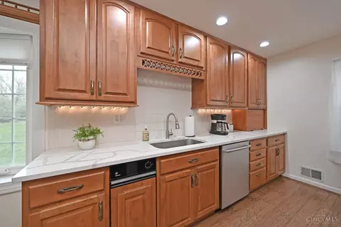 Kitchen - 10079 Corbett Rd, Cincinnati, OH 45231 photo 3 of 5