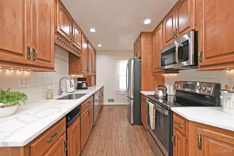 Kitchen - 10079 Corbett Rd, Cincinnati, OH 45231 photo 5 of 5