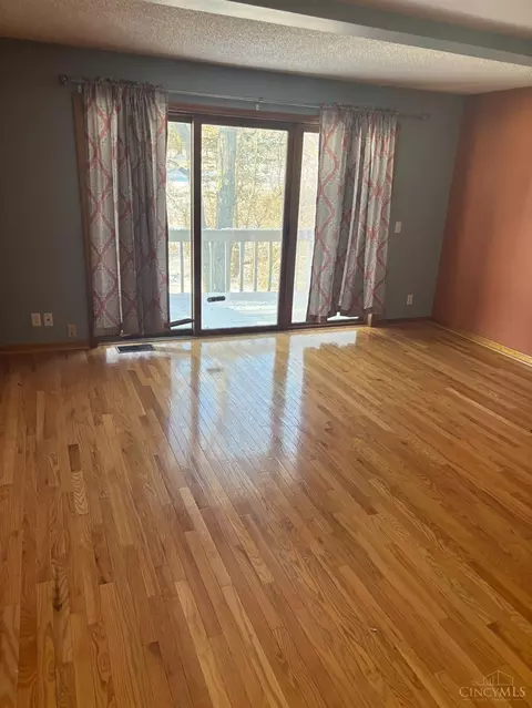 Living - 3701 Parfore Ct, Cincinnati, OH 45245 photo 3 of 4