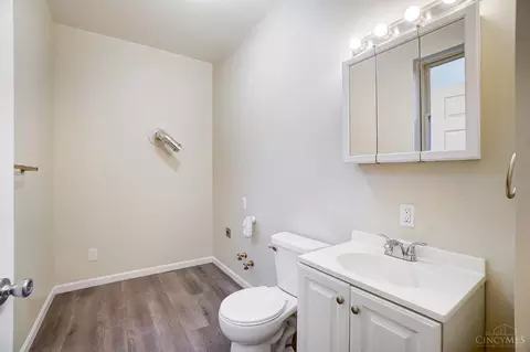 Bath - 1222 Sunset Ave, Cincinnati, OH 45205 photo 1 of 3