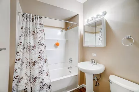 Bath - 1222 Sunset Ave, Cincinnati, OH 45205 photo 3 of 3