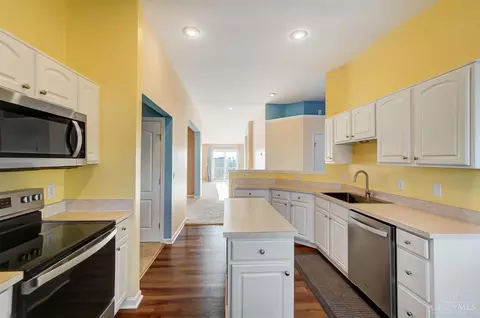 Kitchen - 2425 Elderberry Ct, Cincinnati, OH 45239 photo 3 of 8