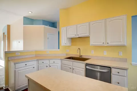 Kitchen - 2425 Elderberry Ct, Cincinnati, OH 45239 photo 4 of 8