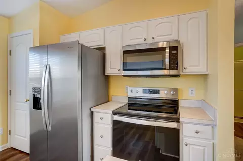Kitchen - 2425 Elderberry Ct, Cincinnati, OH 45239 photo 6 of 8