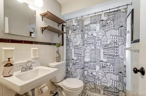 Bath - 6628 Haley Ave, Cincinnati, OH 45227 photo 7 of 11