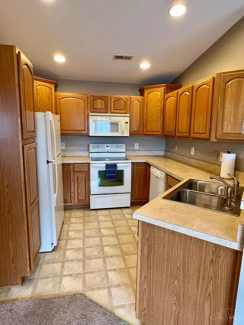 Kitchen - 7648 Bridge Point Dr, Cincinnati, OH 45248 photo 1 of 2