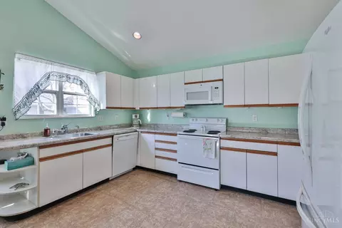Kitchen - 3200 Vineyard Ct, Maineville, OH 45039 photo 1 of 3