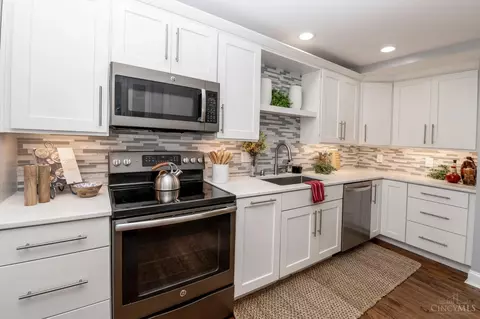 Kitchen - 9787 Troon Ct, Blue Ash, OH 45241 photo 2 of 7