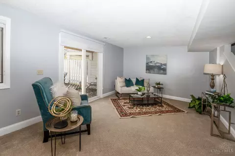 Living - 9787 Troon Ct, Blue Ash, OH 45241 photo 4 of 4