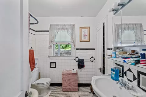 Bath - 2722 River Rd, Cincinnati, OH 45204 photo 1 of 2