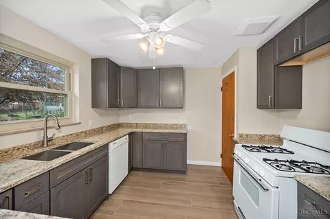 Kitchen - 4572 Hunt Rd, Blue Ash, OH 45242 photo 2 of 4