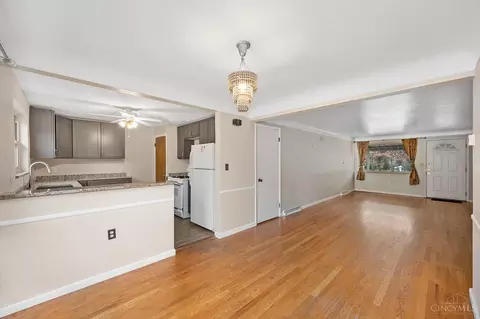 Living - 4572 Hunt Rd, Blue Ash, OH 45242 photo 4 of 4