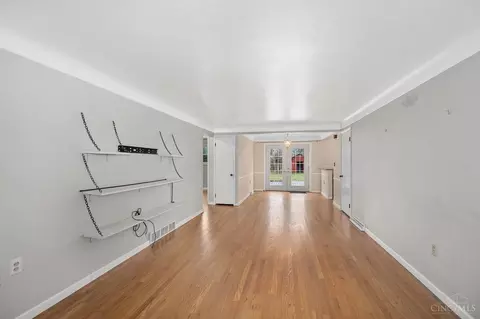 Living - 4572 Hunt Rd, Blue Ash, OH 45242 photo 3 of 4