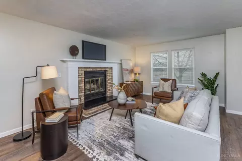 Living - 904 Main St, Monroe, OH 45050 photo 3 of 4