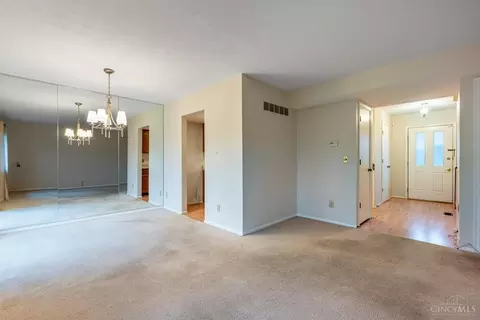 509 Halifax Cir, Cincinnati, OH 45244 photo 2