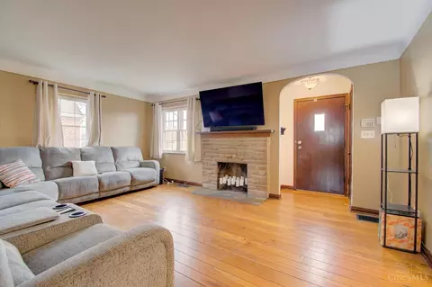 Living - 3083 Neisel Ave, Cincinnati, OH 45248 photo 1 of 3