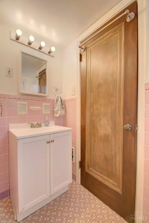 Bath - 3083 Neisel Ave, Cincinnati, OH 45248 photo 5 of 6